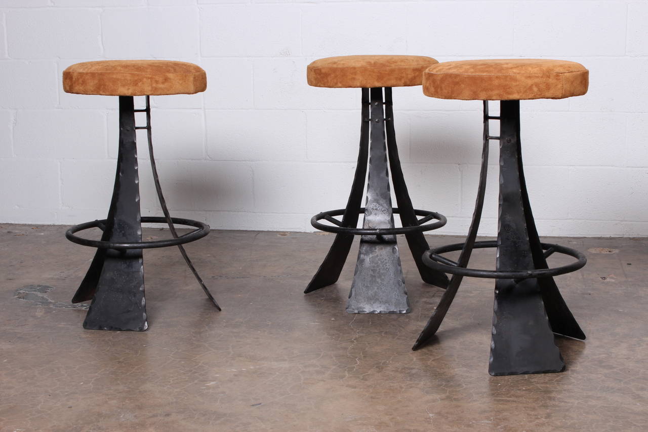 Un hermoso taburete forjado a mano con cojín de ante. Contemporáneo diseñado por John Baldasare. Se venden por separado.
