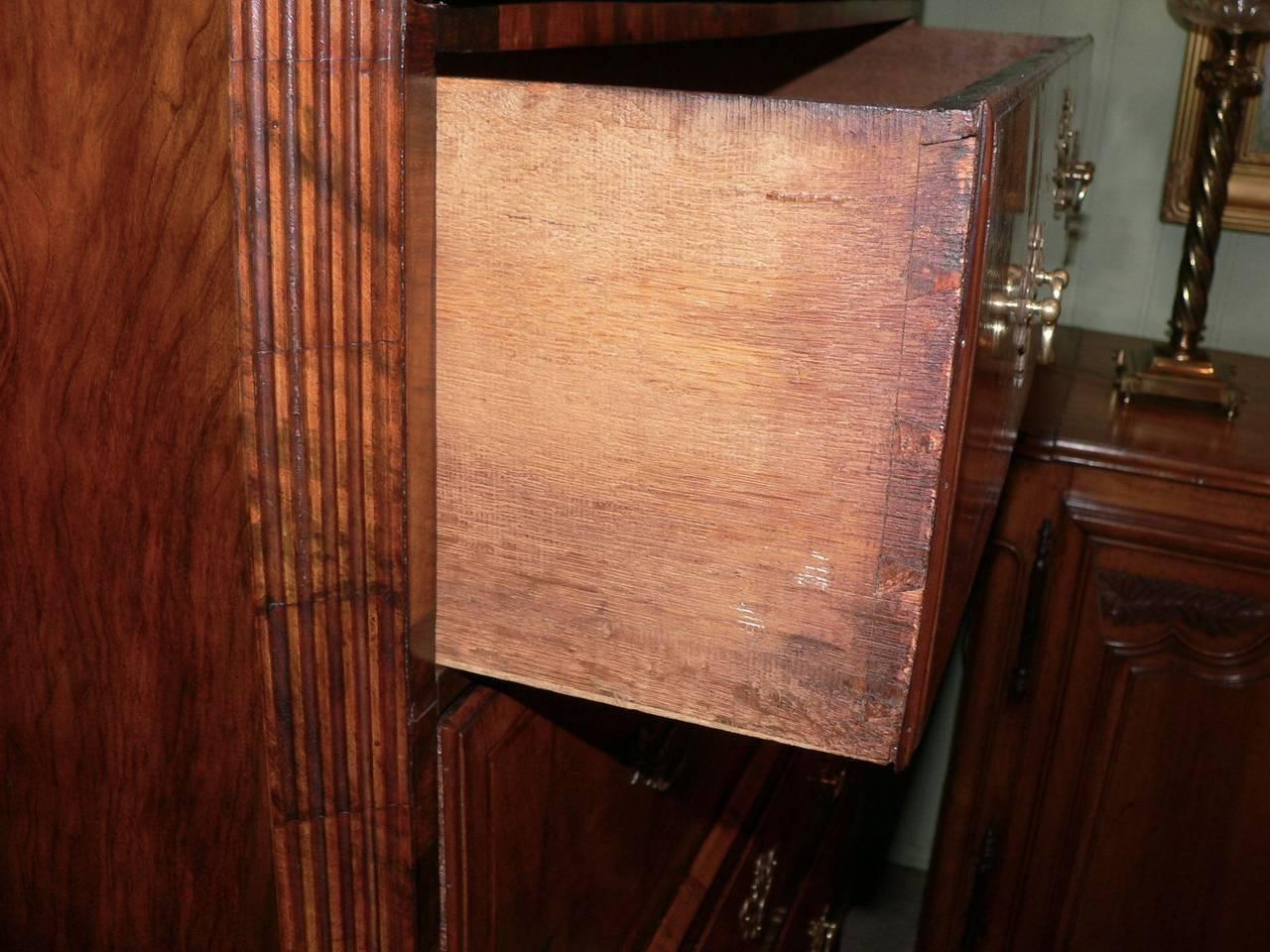 George II Period Walnut Chest on Chest In Good Condition For Sale In Bantam, CT