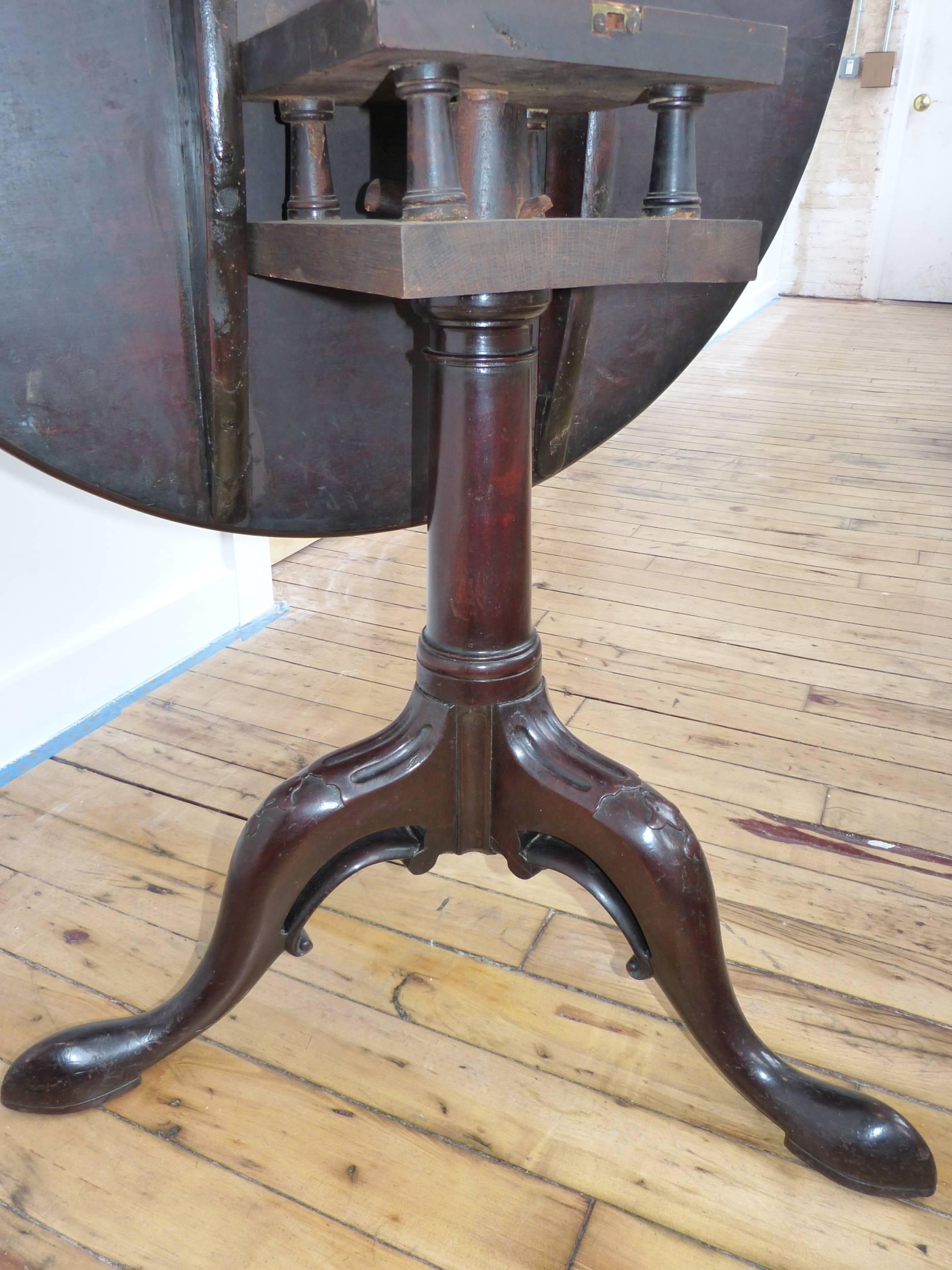 Mahogany Large George III Mid-18th Century Tripod Tilt-Top Table For Sale