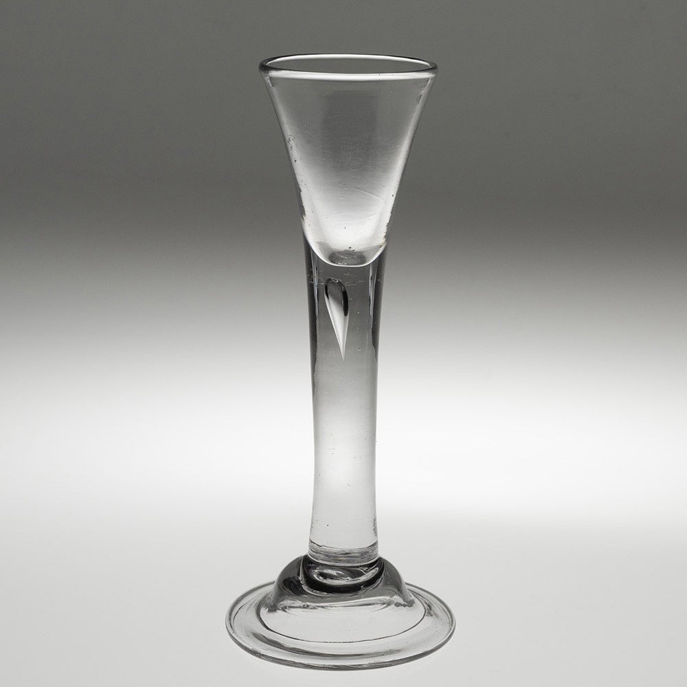 Vaso cordial georgiano con pie abovedado c1740