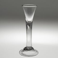 Vaso cordial georgiano con pie abovedado c1740