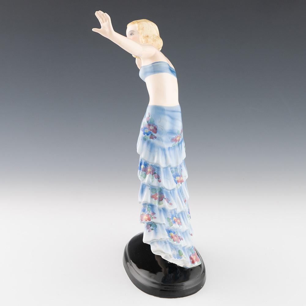 Intitulé : Figure de danseuse en or de Josef Lorenzl c1925
Période : Entre-deux-guerres
Marques : Marque Lorenzl, MADE IN AUSTRIA Marque imprimée Goldscheider, numéro de modèle 7058/180/4
Origine : Vienne
Couleur : Polychrome
Caractéristiques :