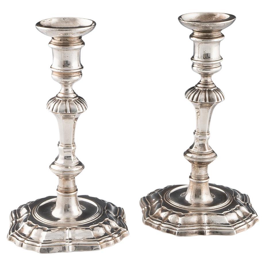 Paar gegossene georgianische Silber-Kerzenleuchter London 1742 im Angebot