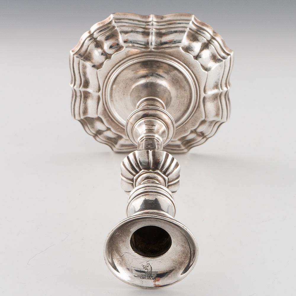 Paar gegossene georgianische Silber-Kerzenleuchter London 1742 (George II.) im Angebot