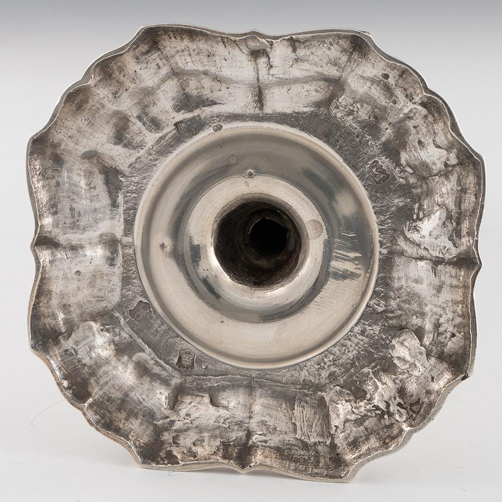 Paar gegossene georgianische Silber-Kerzenleuchter London 1742 (Gegossen) im Angebot