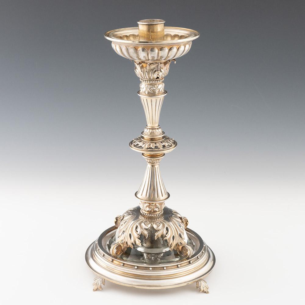 Titolo: Candelieri d'argento dorato con leccarda in vetro
Data: c1880
Origine : Probabilmente francese, in base a esempi di vetro e argento molto simili.
Decorazione: padelle con rivestimento in vetro. Decorazione a foglia d'acanto, colletto con