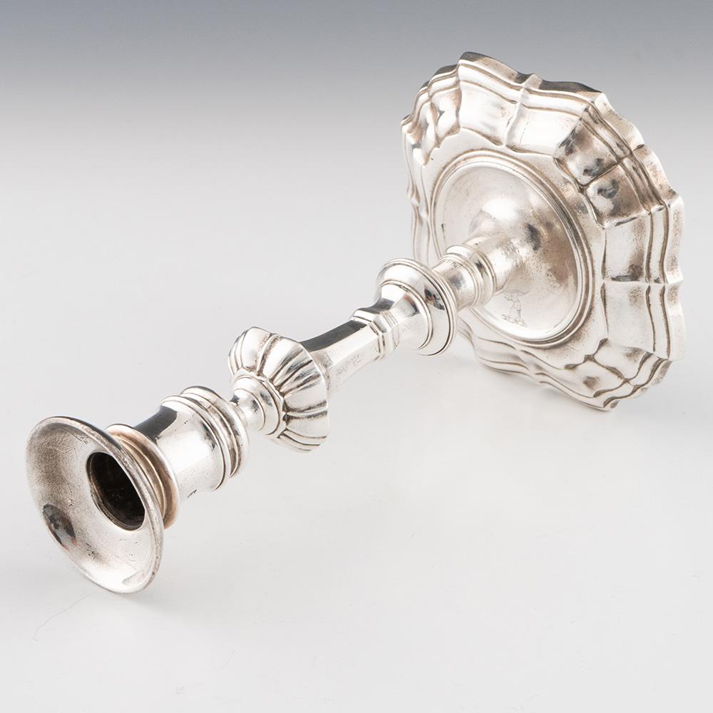 Paar gegossene georgianische Silber-Kerzenleuchter London 1742 (George II.) im Angebot