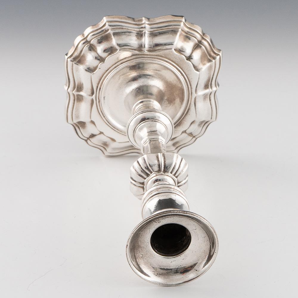 Paar gegossene georgianische Silber-Kerzenleuchter London 1742 (Gegossen) im Angebot