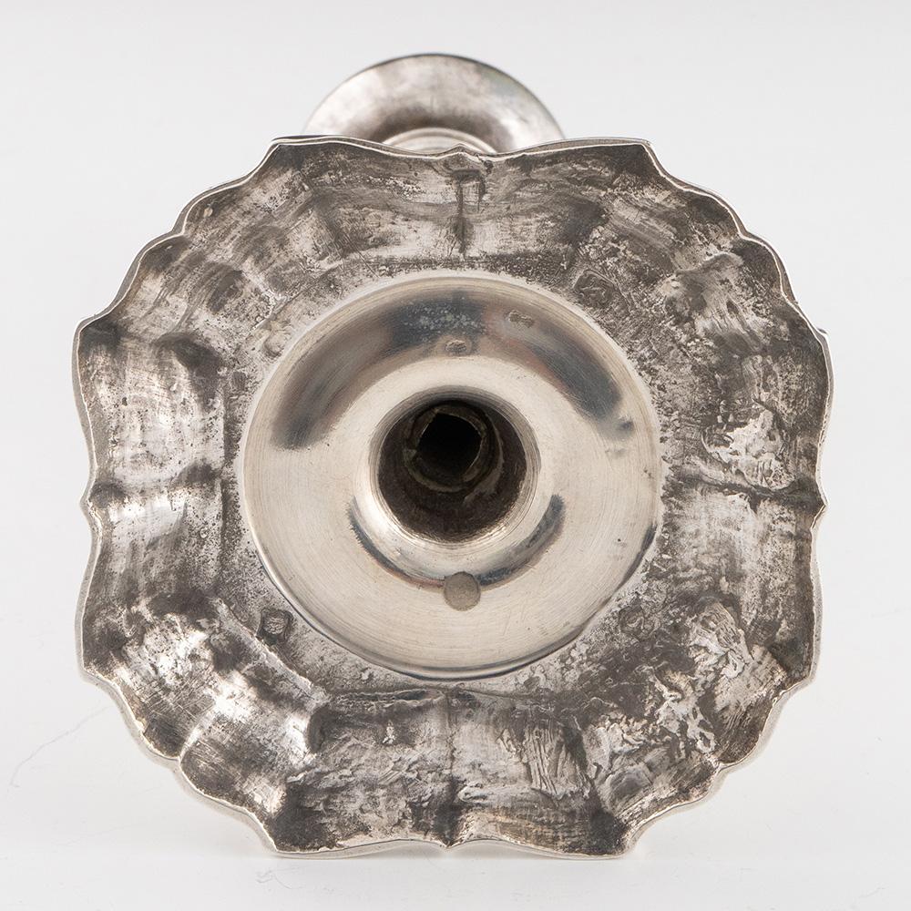 Paar gegossene georgianische Silber-Kerzenleuchter London 1742 im Zustand „Gut“ im Angebot in Tunbridge Wells, GB