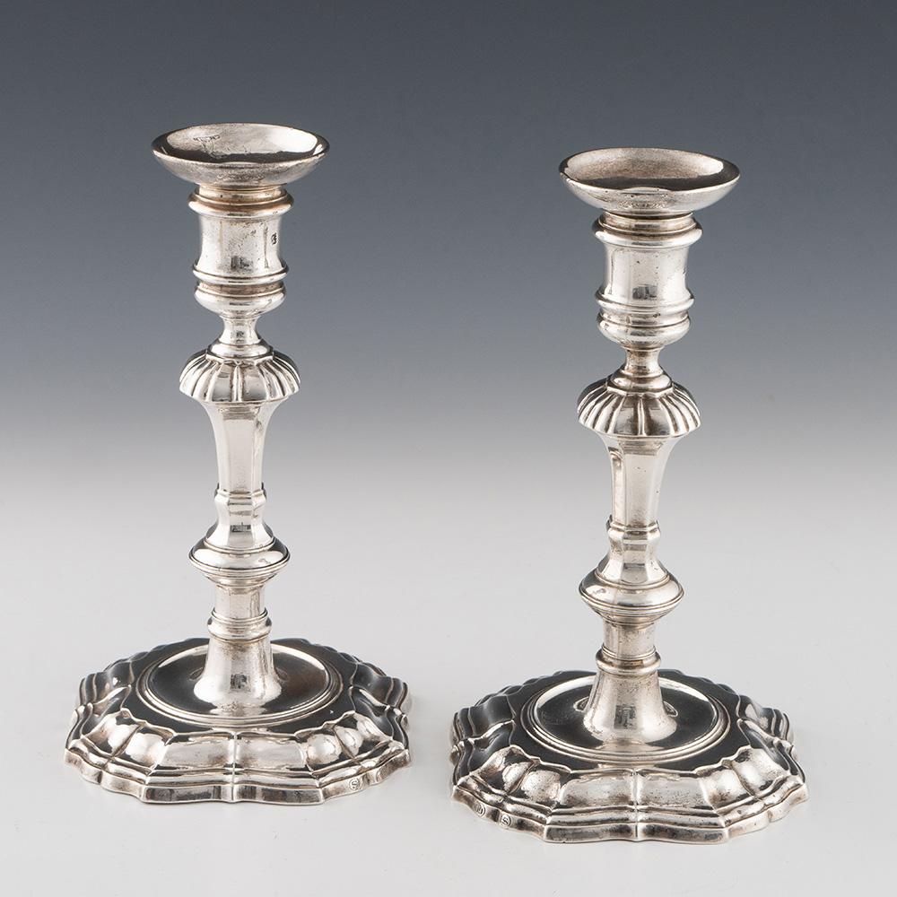 Überschrift : Paar georgianische Silberleuchter - gegossen
Datum : 1742 in London gestempelt - Herstellerzeichen berieben
Zeitraum : Georg II.
Herkunft : London, England
Dekoration : Abnehmbare Lichterketten auf Spillklemmen. Stiele mit getäfeltem