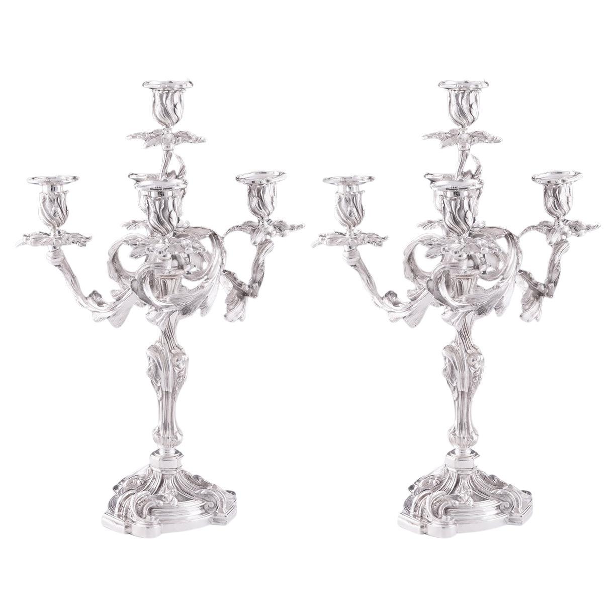 Coppia di candelabri in argento di epoca rococò in vendita