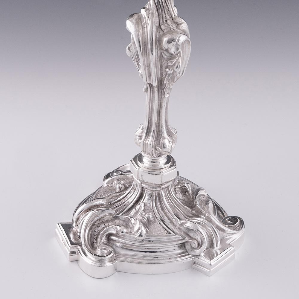Europeo Coppia di candelabri in argento di epoca rococò in vendita