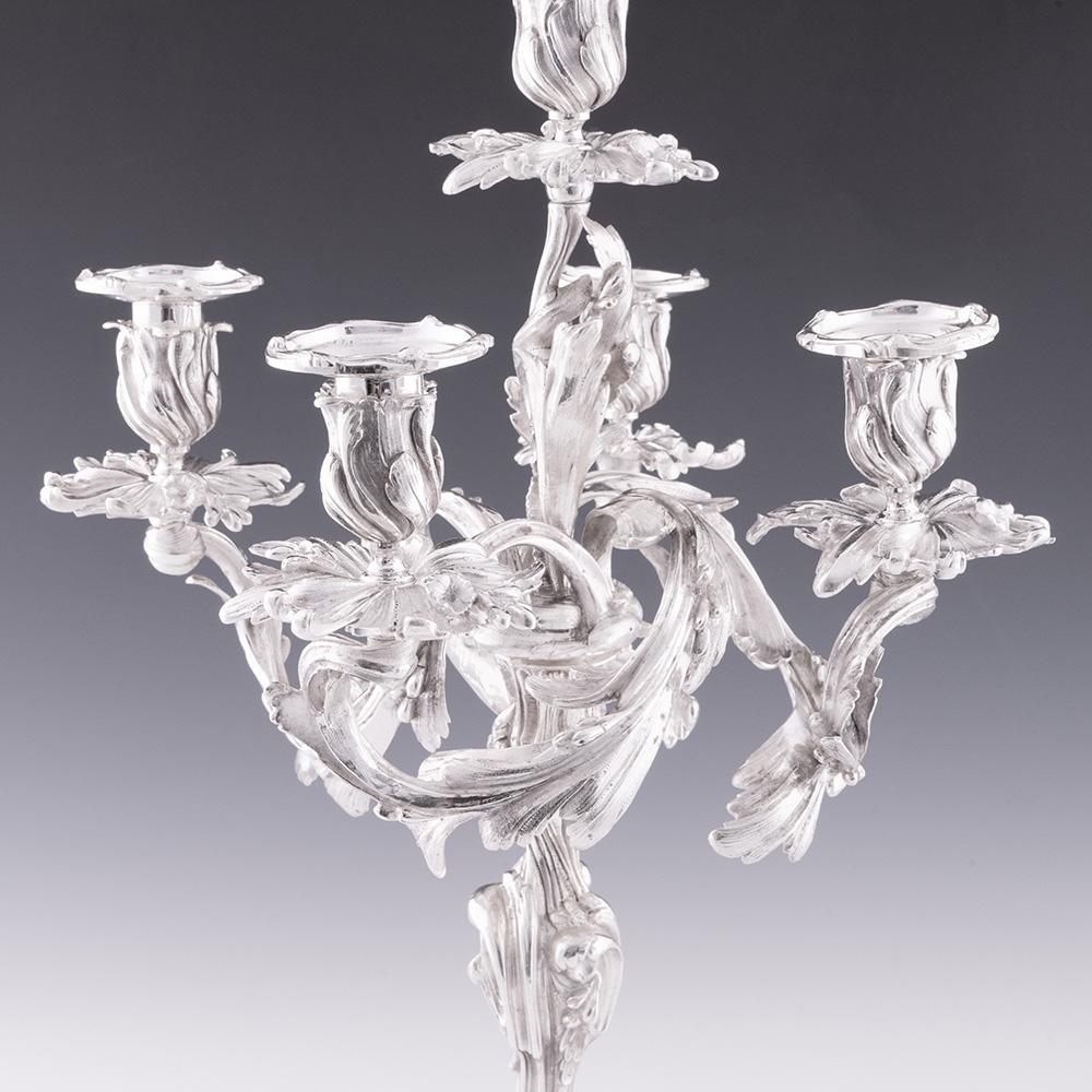Coppia di candelabri in argento di epoca rococò In condizioni buone in vendita a Tunbridge Wells, GB