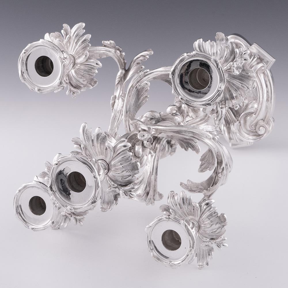 XIX secolo Coppia di candelabri in argento di epoca rococò in vendita