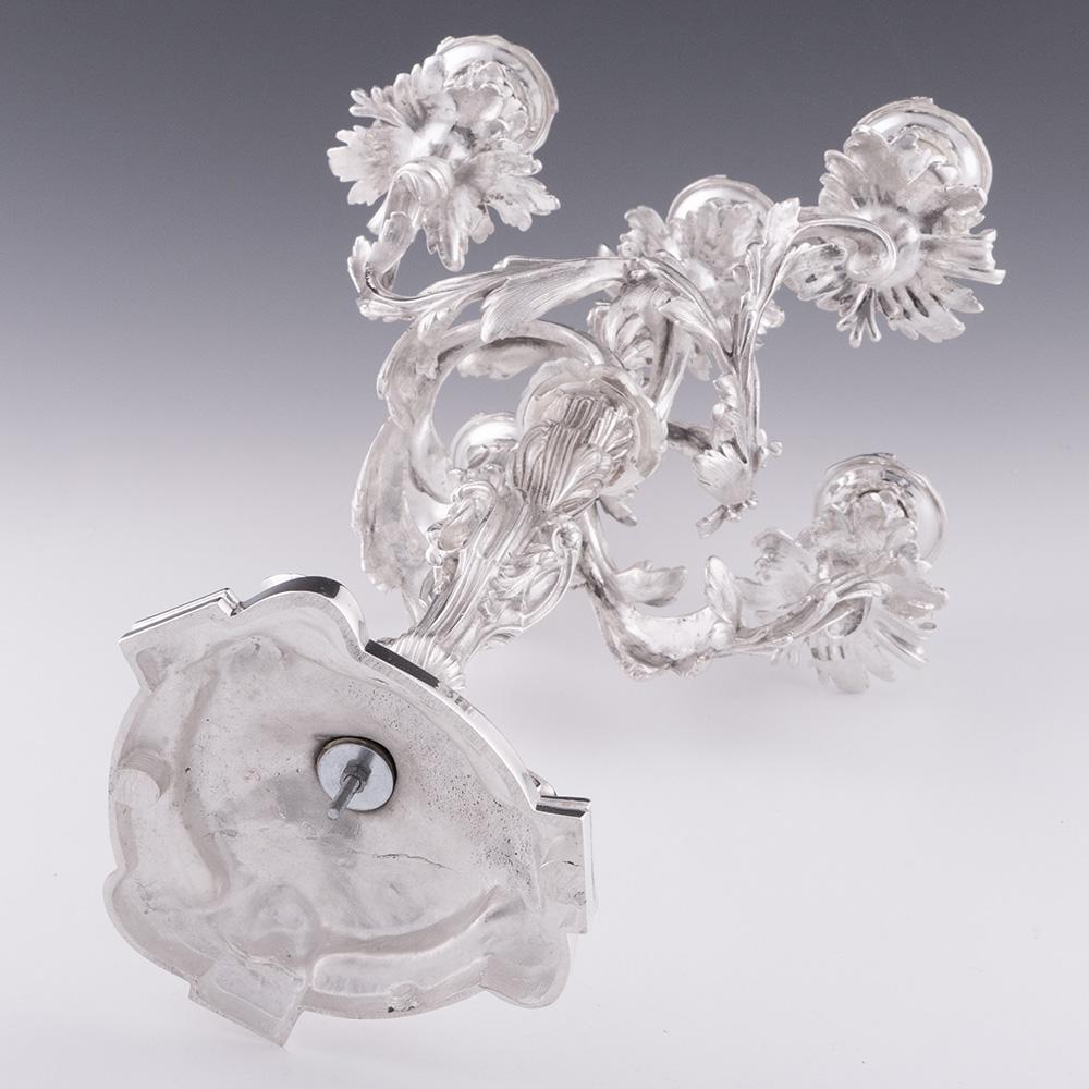 Placcato argento Coppia di candelabri in argento di epoca rococò in vendita