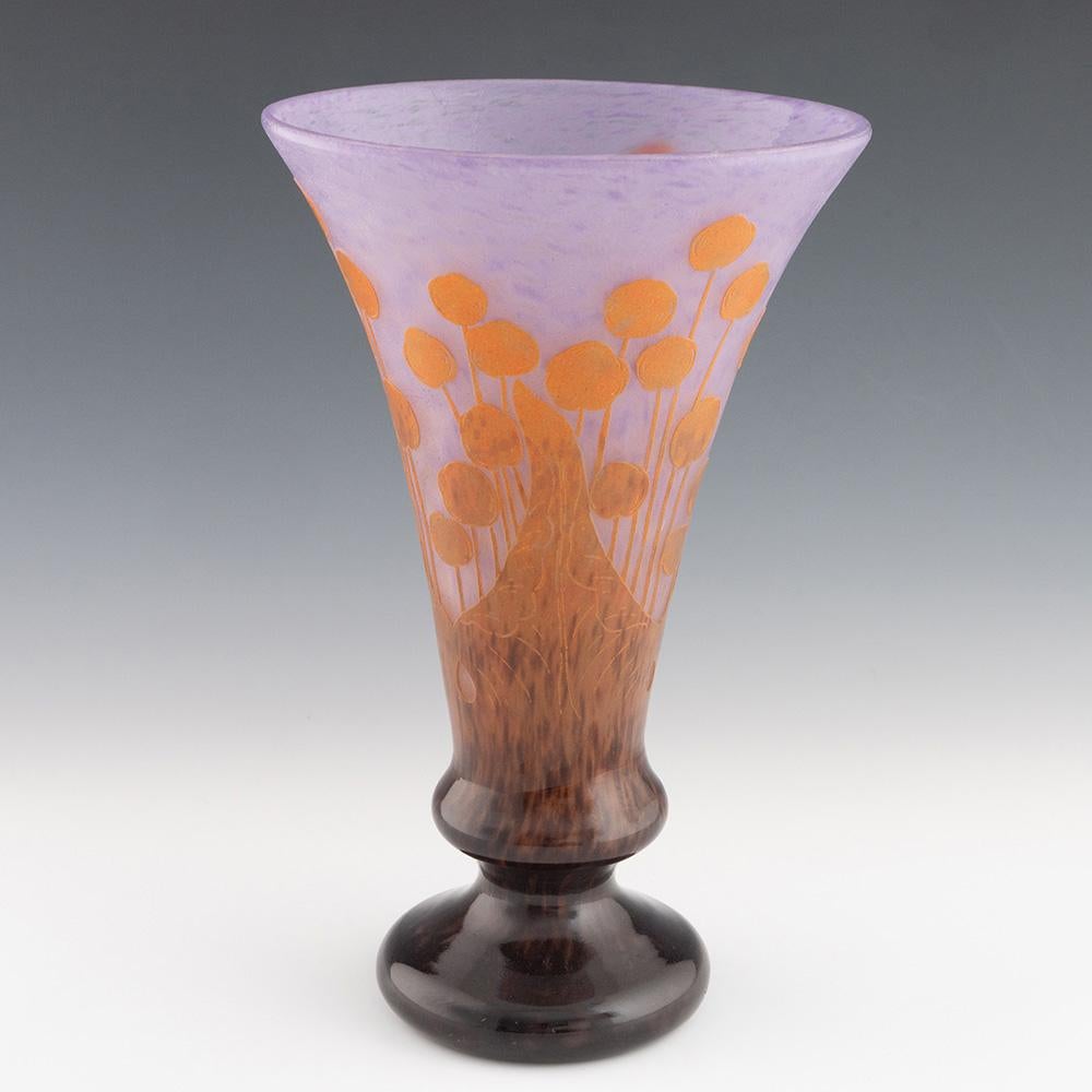 Titolo : Vaso in vetro cammeo di Schneider Verre Francais con marchio Berlingot
Data: 1918-21
Origine : Epinay-sur-Seine, Francia
Caratteristiche della ciotola: Vetro lavanda screziato con cammeo arancione ad alto rilievo raffigurante teste di
