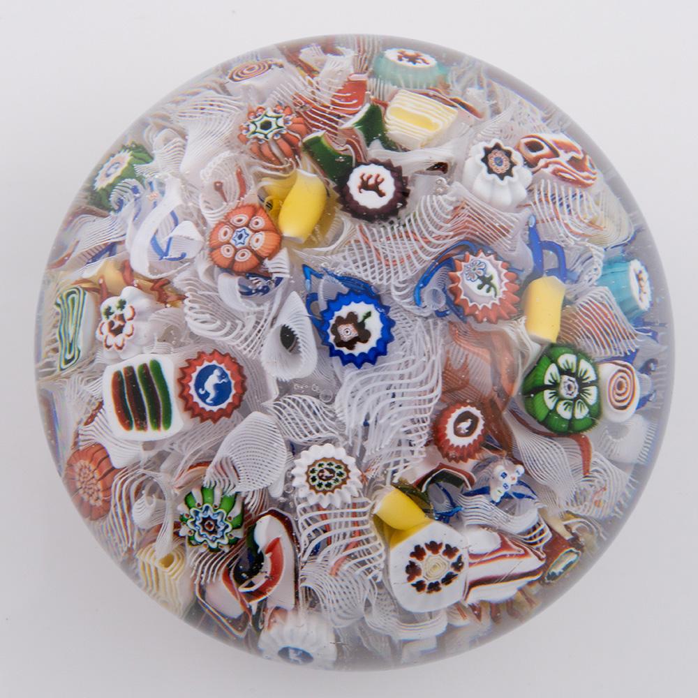 Überschrift : Baccarat Briefbeschwerer Gridel Millefiori B1847
Datum : 1847
Herkunft : Frankreich
Merkmale: Millefiori gridel Stöcke, Affen, Vögel, Blumen, Pferd, und Teufel durchsetzt mit latticino twists
Marken : Ein B1847-Signaturstock innerhalb