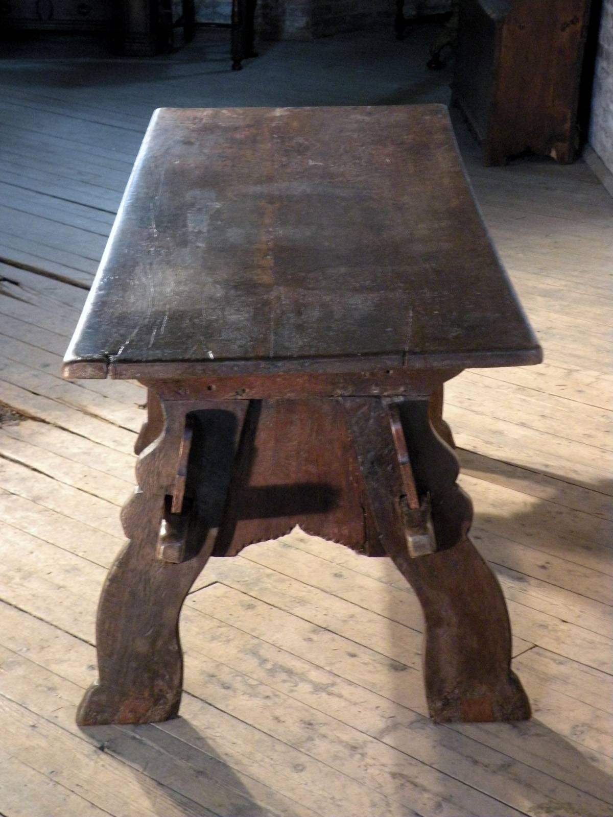 Nordeuropäischer Eichenholz- Trestle-Tisch im späten gotischen Stil des 16. Jahrhunderts (Dänisch) im Angebot