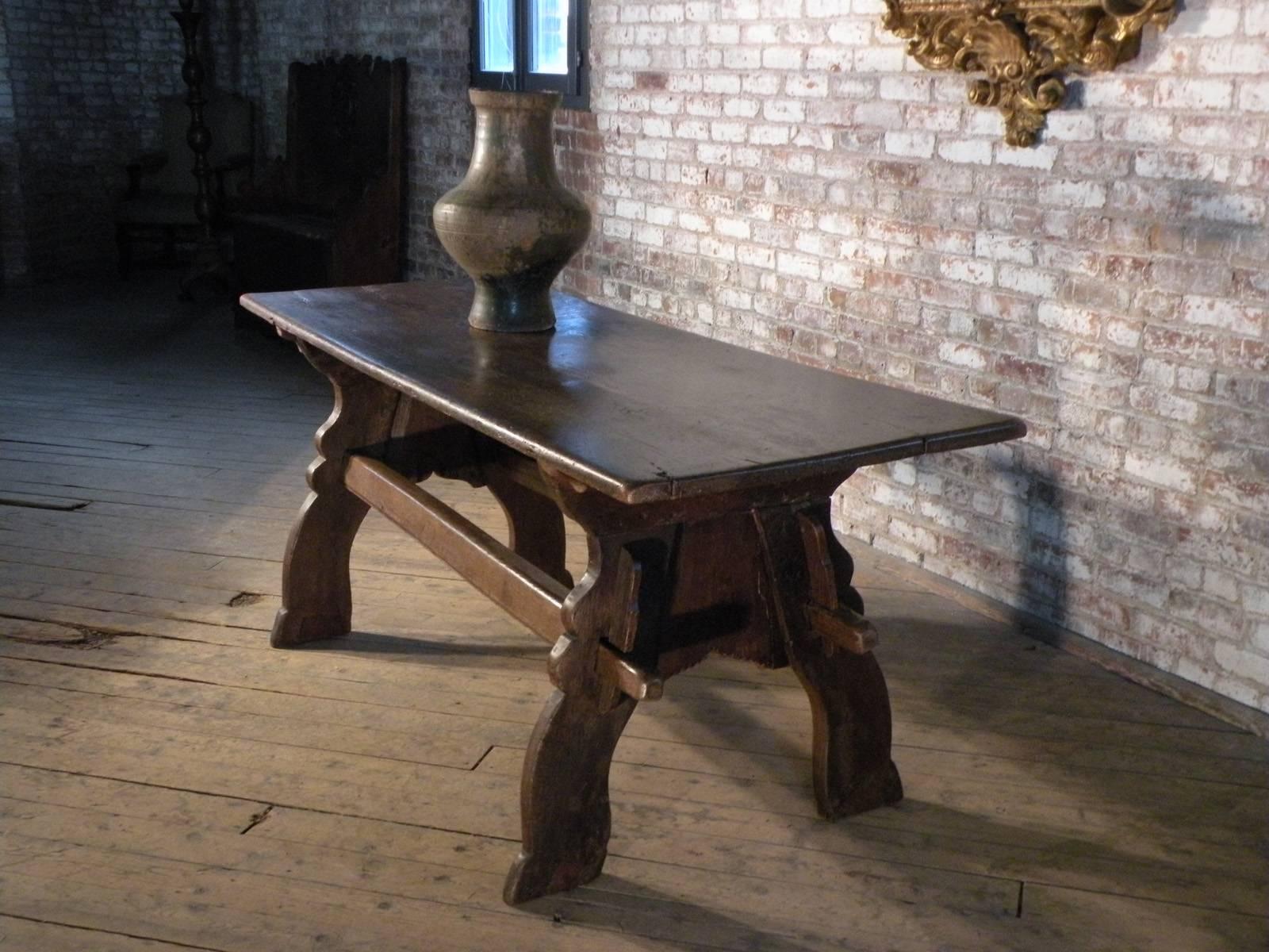 Nordeuropäischer Eichenholz- Trestle-Tisch im späten gotischen Stil des 16. Jahrhunderts im Zustand „Gut“ im Angebot in Troy, NY