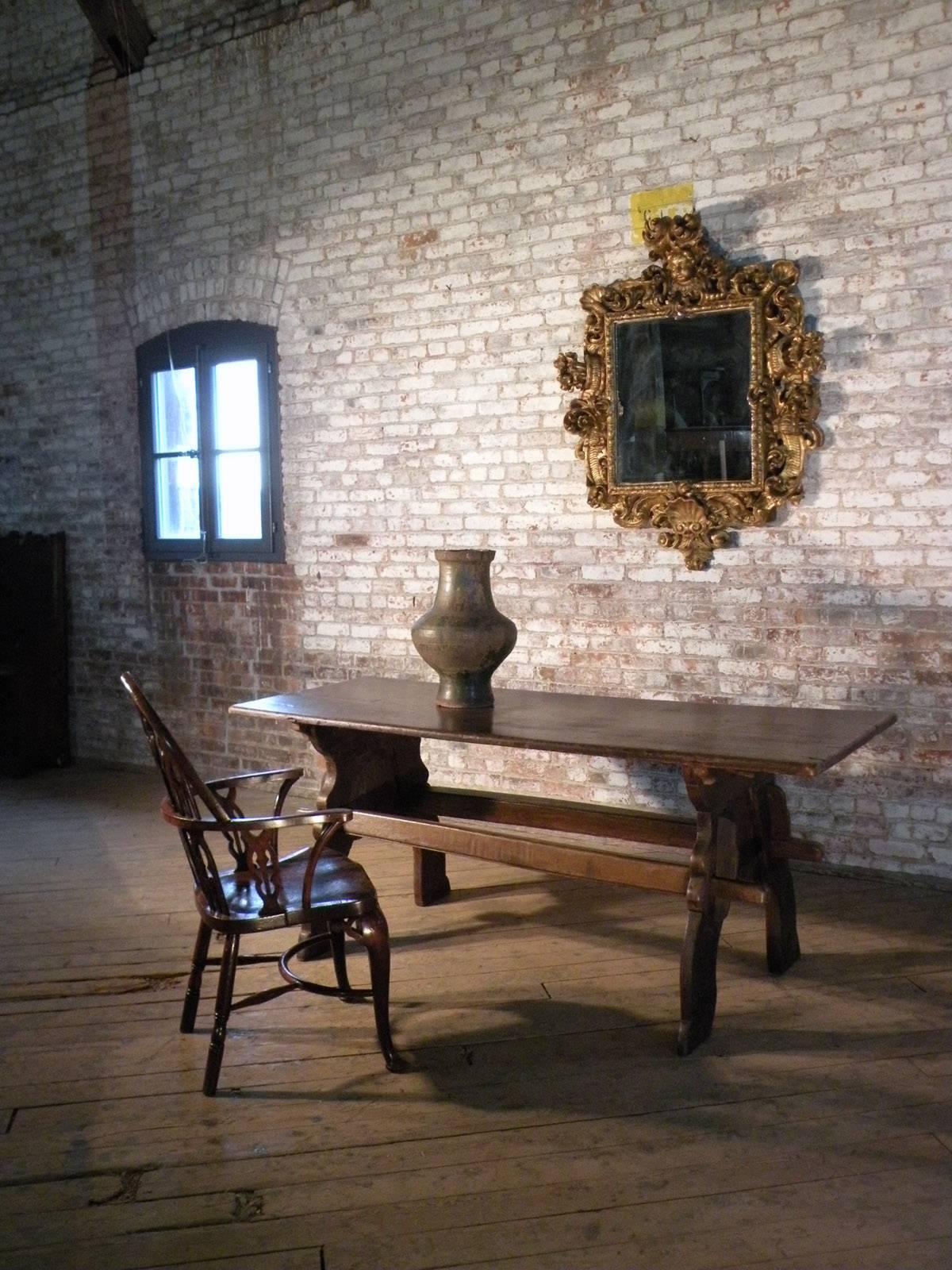 Nordeuropäischer Eichenholz- Trestle-Tisch im späten gotischen Stil des 16. Jahrhunderts im Angebot 1