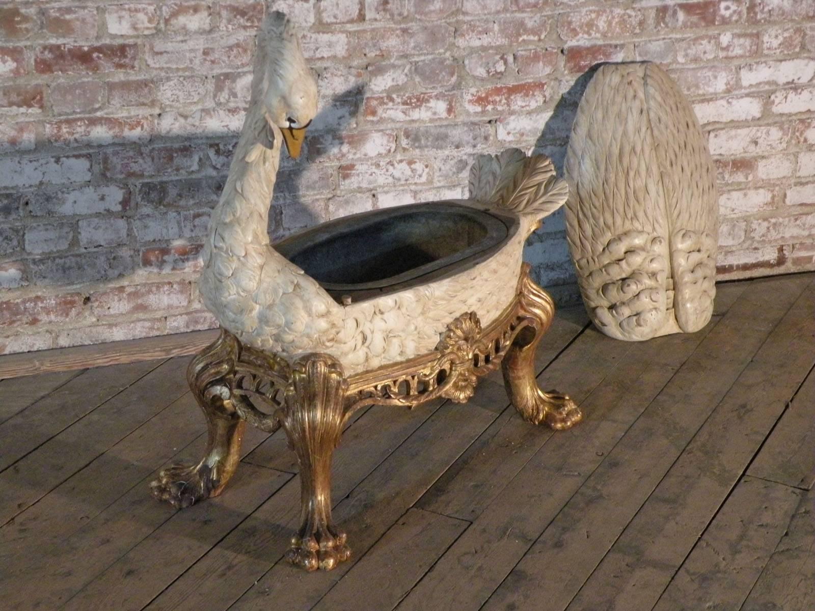 Enfriador de Vino Alemán Rococó del Siglo XVIII Pintado y Dorado en Forma de Cisne siglo XVIII y antes en venta