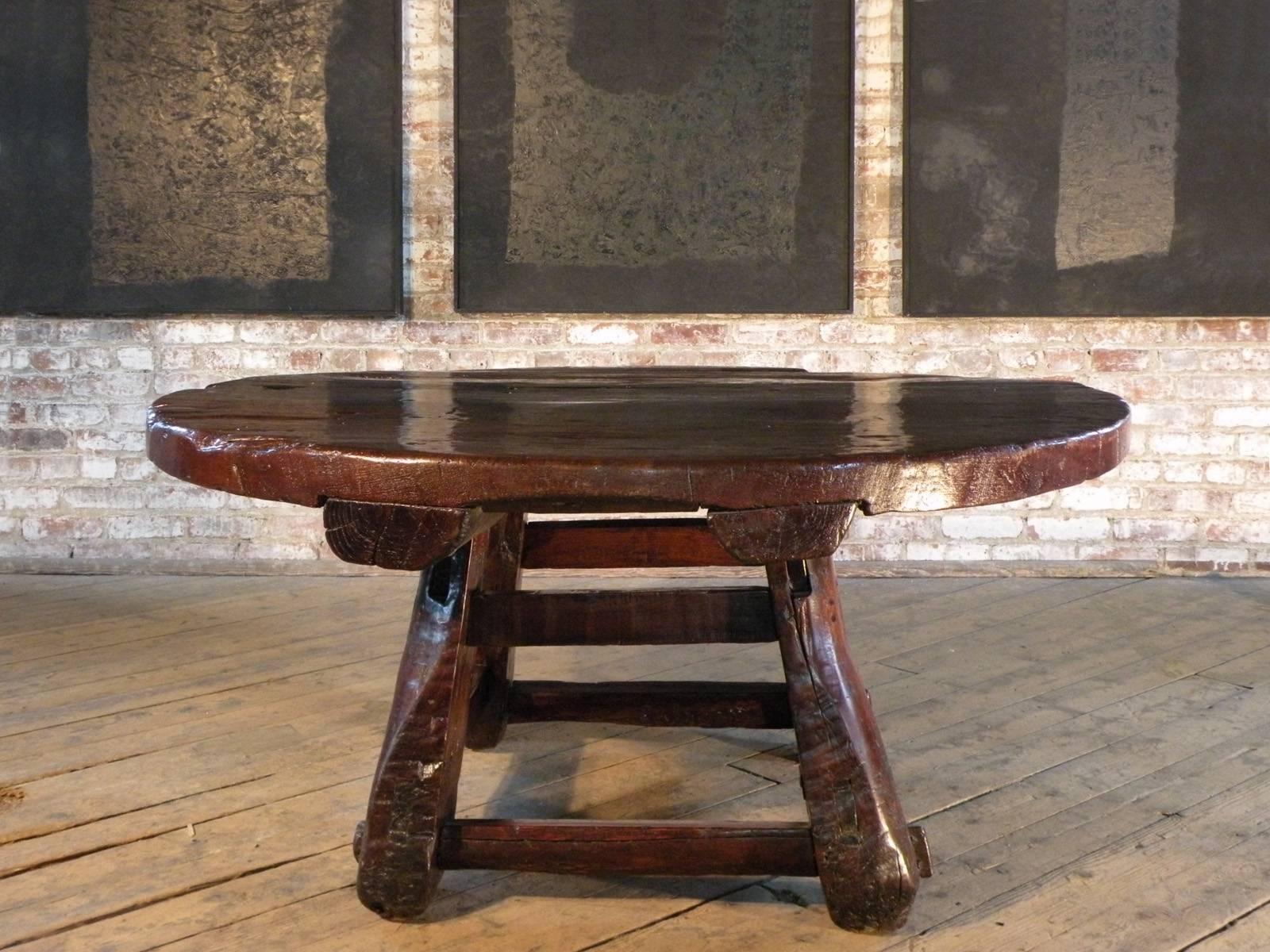 Rustique Table basse ronde rustique asiatique du XIXe siècle en vente