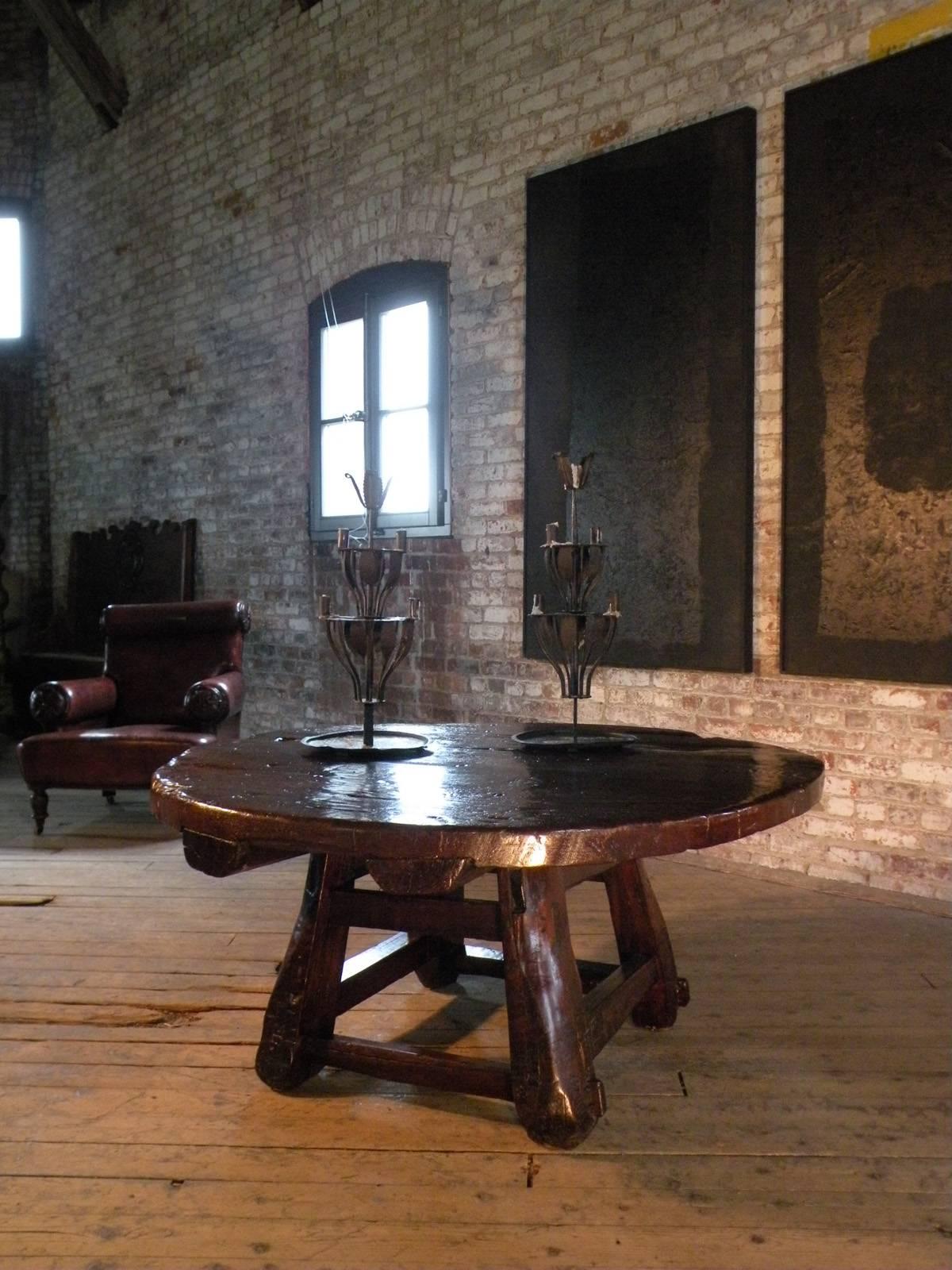 Asiatisch-rustikaler niedriger runder Tisch aus dem 19. Jahrhundert im Zustand „Gut“ im Angebot in Troy, NY