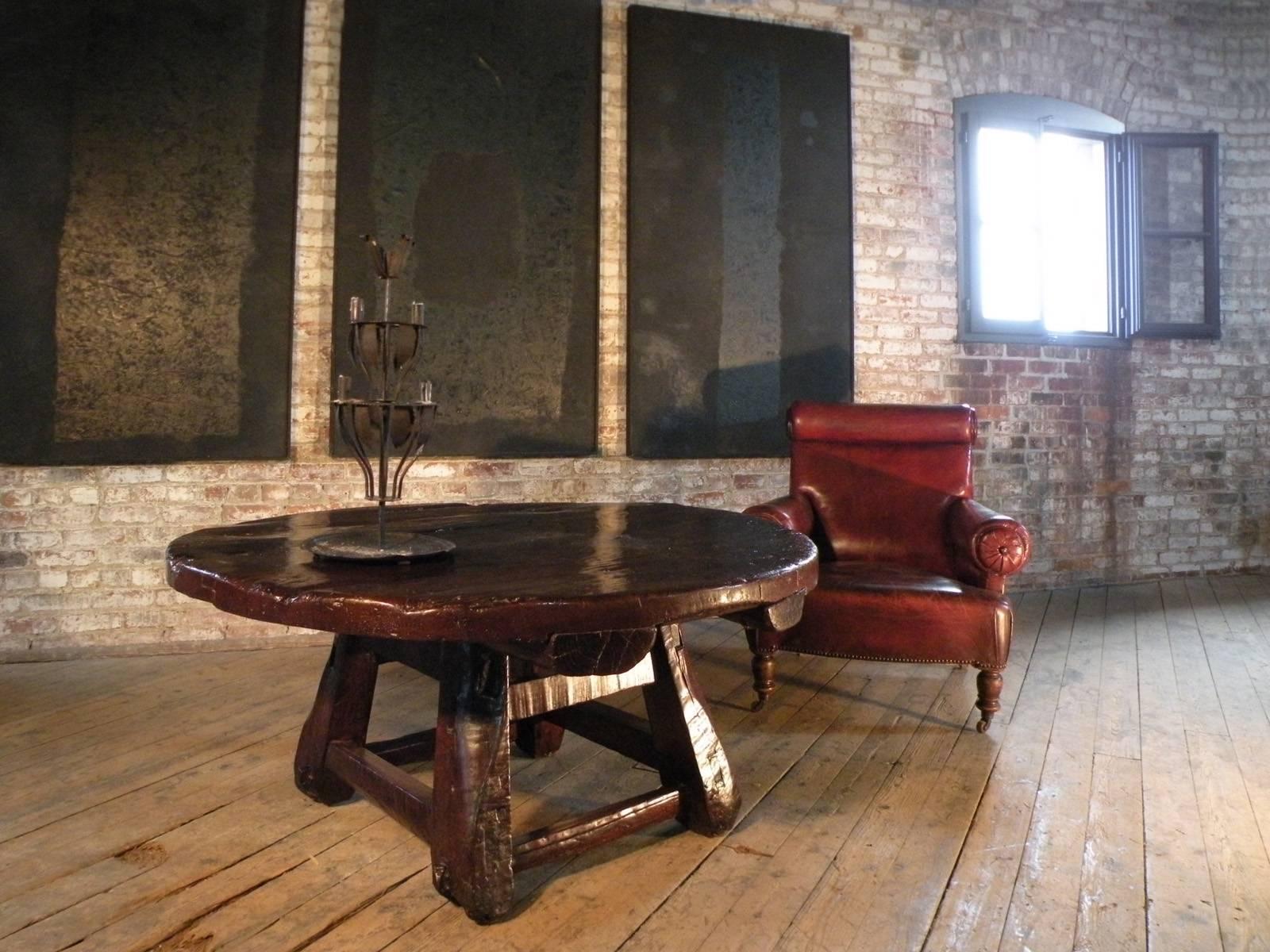Bois de feuillus Table basse ronde rustique asiatique du XIXe siècle en vente