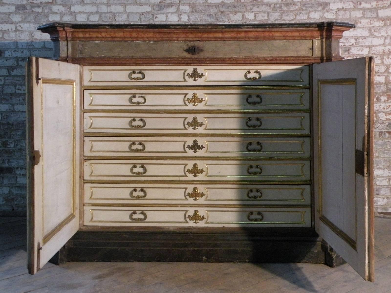 Peint Grand meuble de rangement baroque italien peint du 17ème siècle avec tiroirs en vente