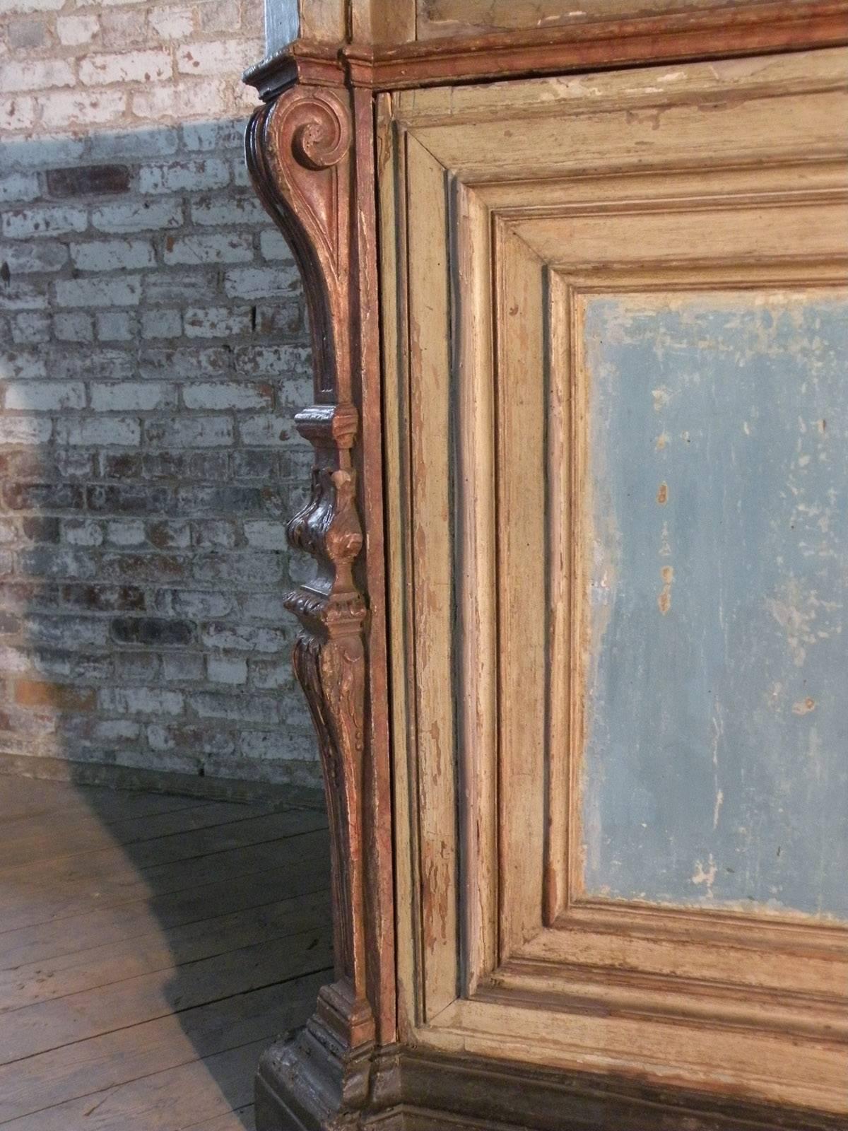 Bois tendre Grand meuble de rangement baroque italien peint du 17ème siècle avec tiroirs en vente