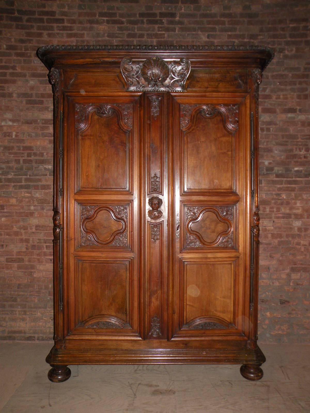 Armoire Luigi XIV molto grande di straordinaria qualità e dimensione. Le due massicce porte sono caratterizzate da un bellissimo e intricato meccanismo di chiusura in acciaio. La parte inferiore è dotata di cassetti, mentre la parte superiore può