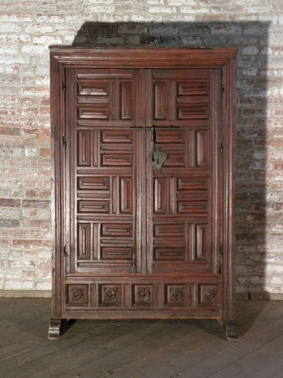 Small Spanish Baroque 17th Century Walnut Armario In Good Condition For Sale In Troy, NY