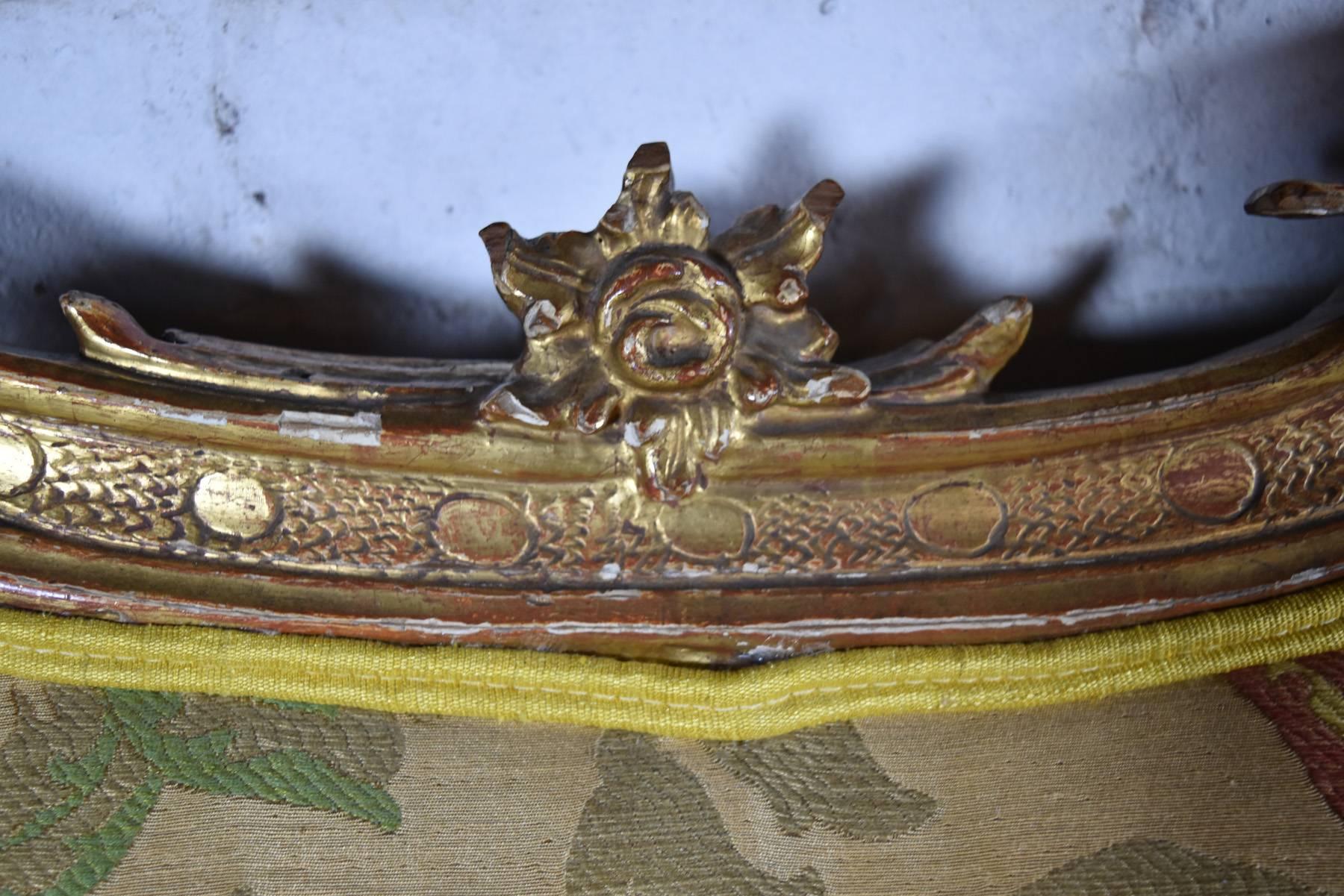 Noyer Canapé long médiéval espagnol/portugais du XVIIIe siècle sculpté et doré à la feuille en vente