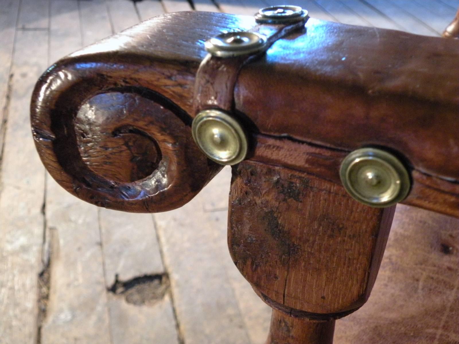 Cuir Fauteuil baroque suédois du 17ème siècle à dossier à oreilles recouvert de cuir en vente
