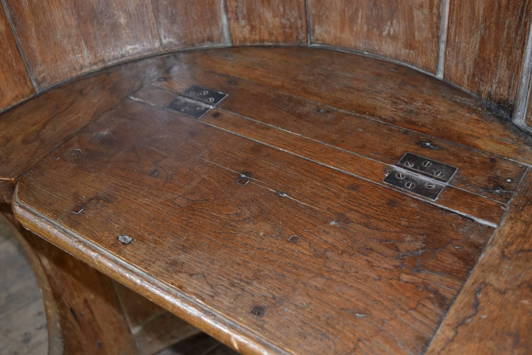 French 16th Century early Baroque Oak Barrel-Back Seat For Sale 2