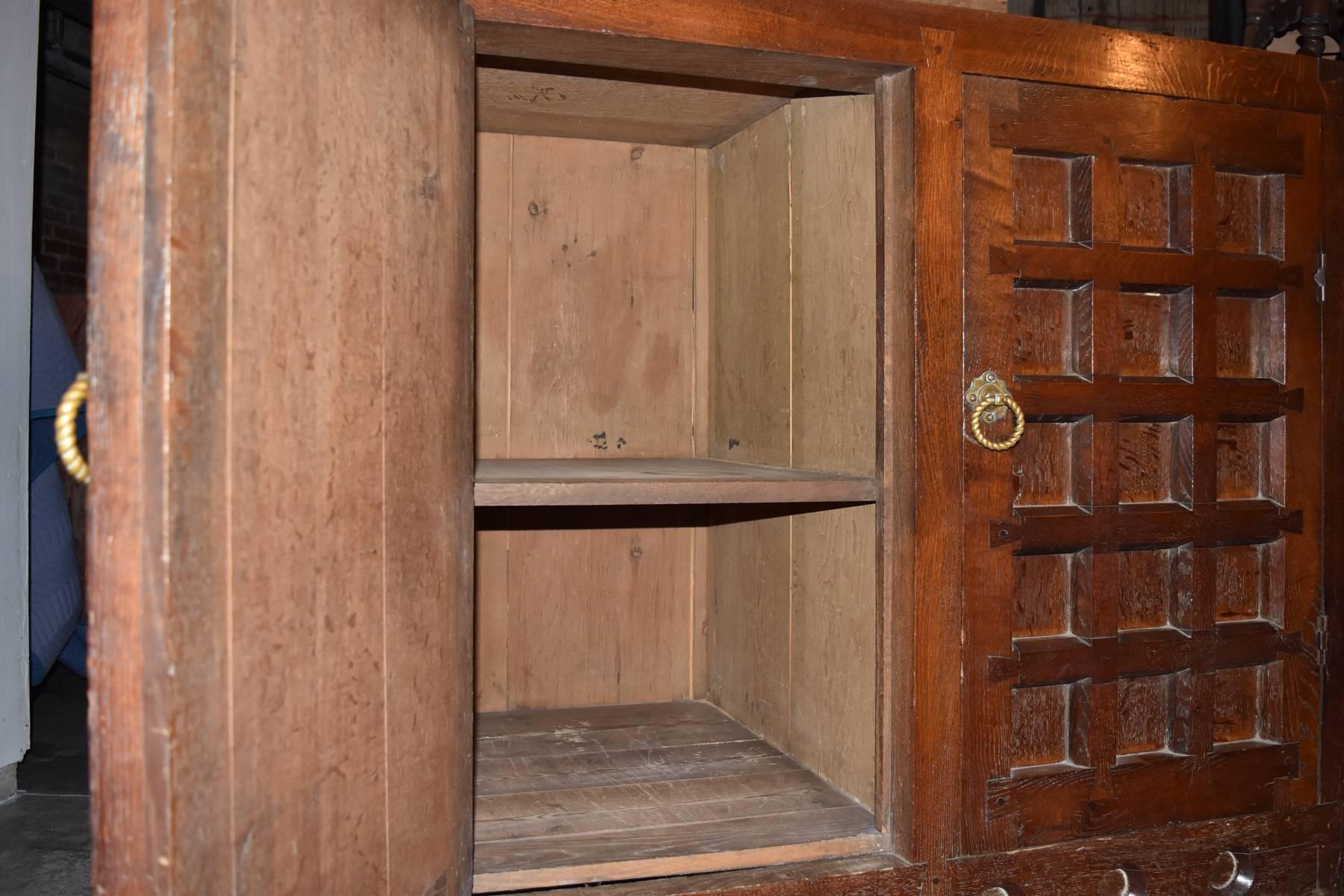 Armadio in rovere in stile Arts & Crafts / Medievale del XIX secolo in vendita 1