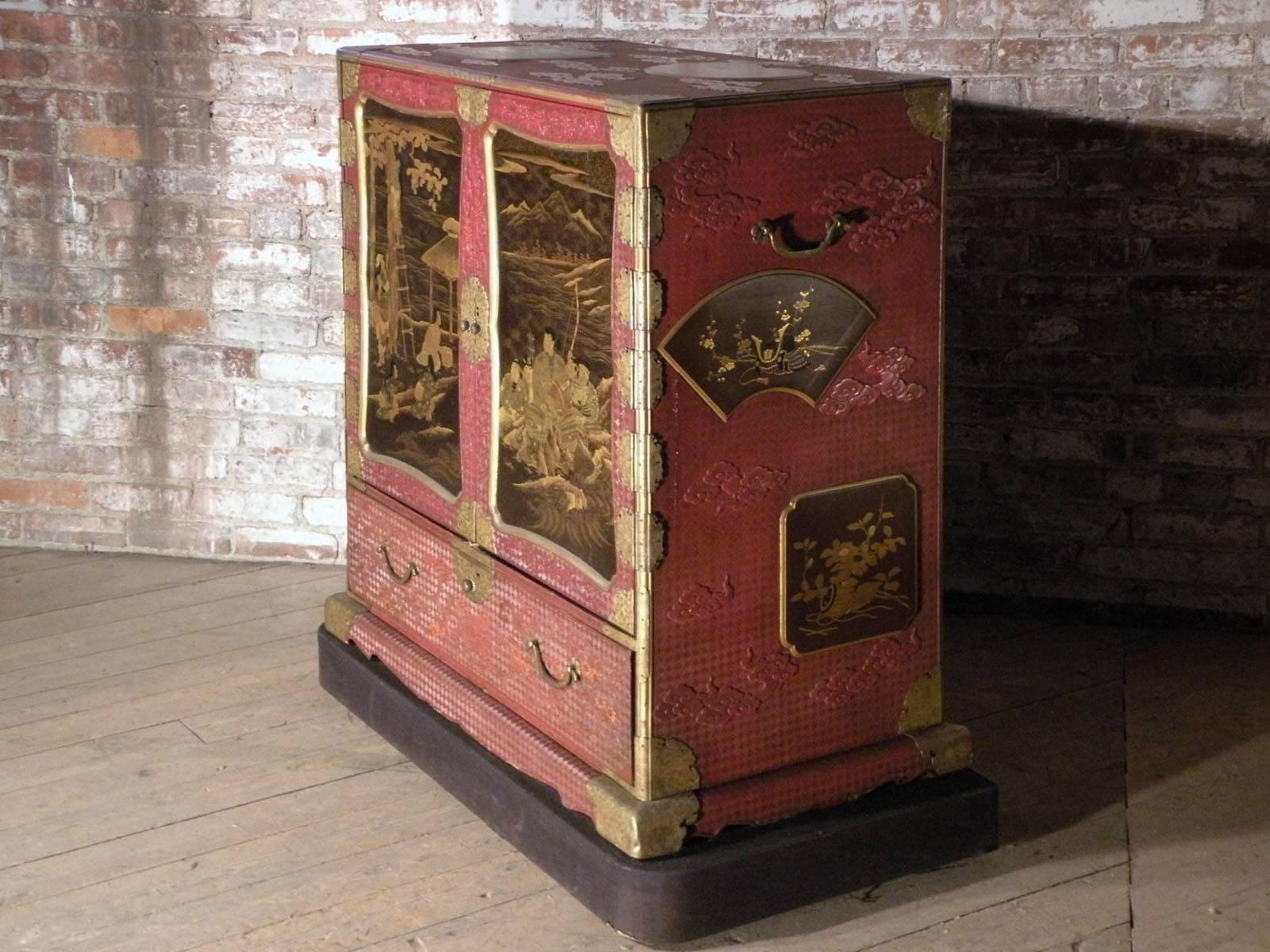 Exceptionally large and rare lacquer cabinet. According to the heraldry, visible on the headgear in one of the panels, it was made for the Inaba family, a high ranking Daimyo family, native of Mino and descended from Kono Michitaka. The extensive