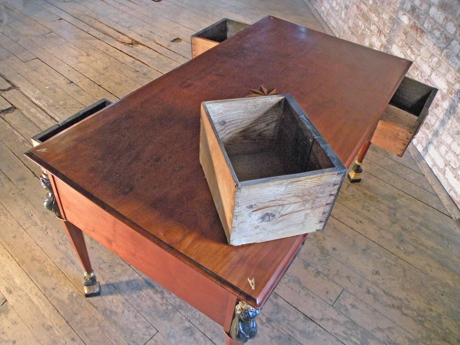 Partner-Schreibtisch aus Empire-Mahagoni des 19. Jahrhunderts (Französisch) im Angebot