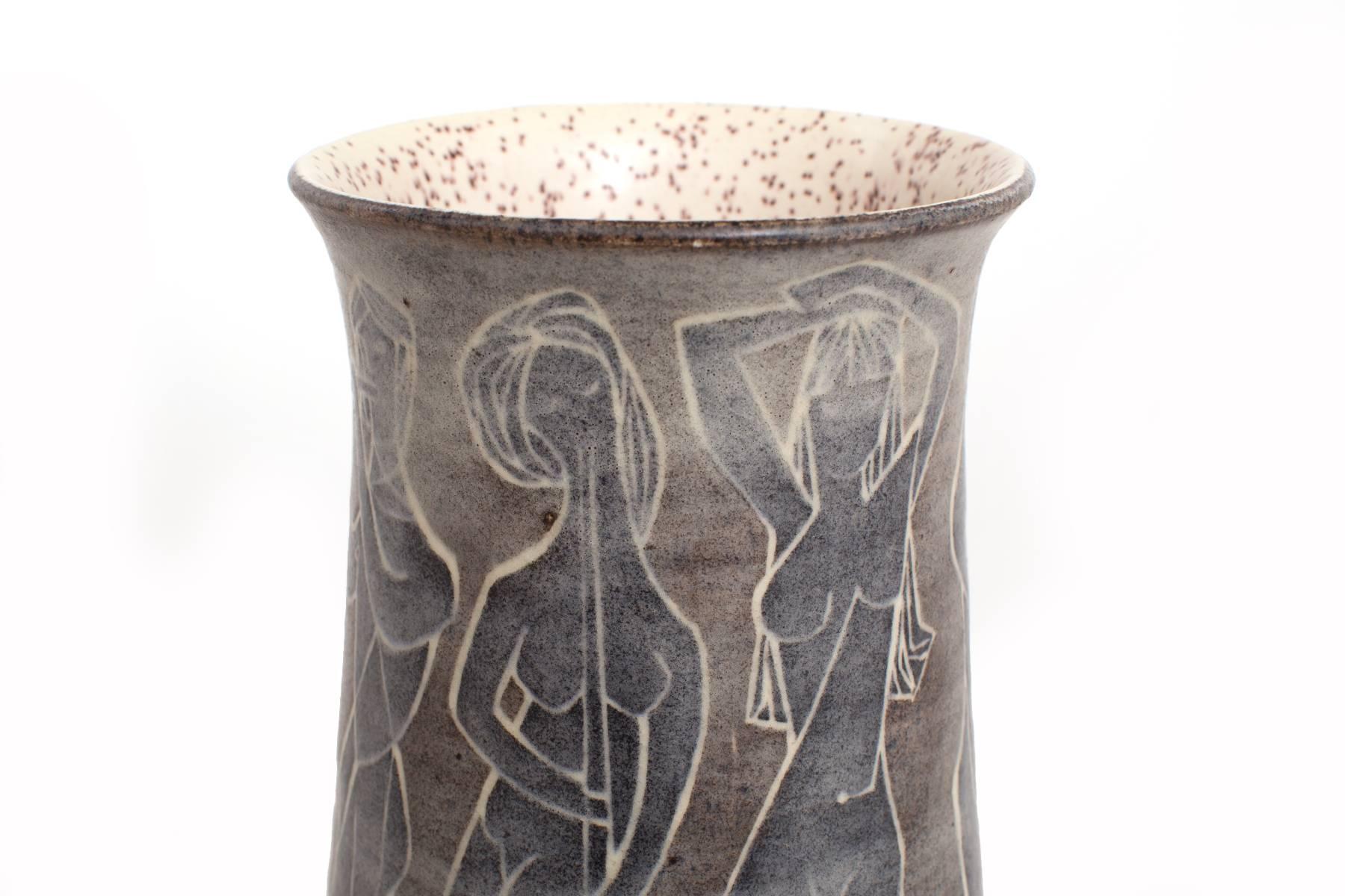 Vase en céramique émaillée de Marcello Fantoni, vers le début des années 1960. Ce fabuleux exemplaire présente des figures féminines peintes à la main sur le pourtour et une glaçure mouchetée à l'intérieur.
