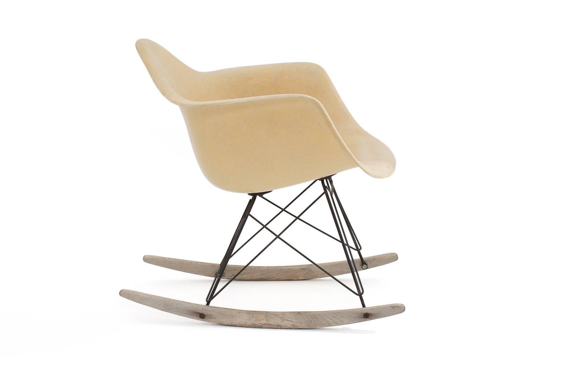 Second year production Eames for Herman Miller rocking chair, circa early 1950s. This all original example has a parchment colored arm shell, larger hockey puck shock mounts and original birch rocker base.
Please see our other listings for another