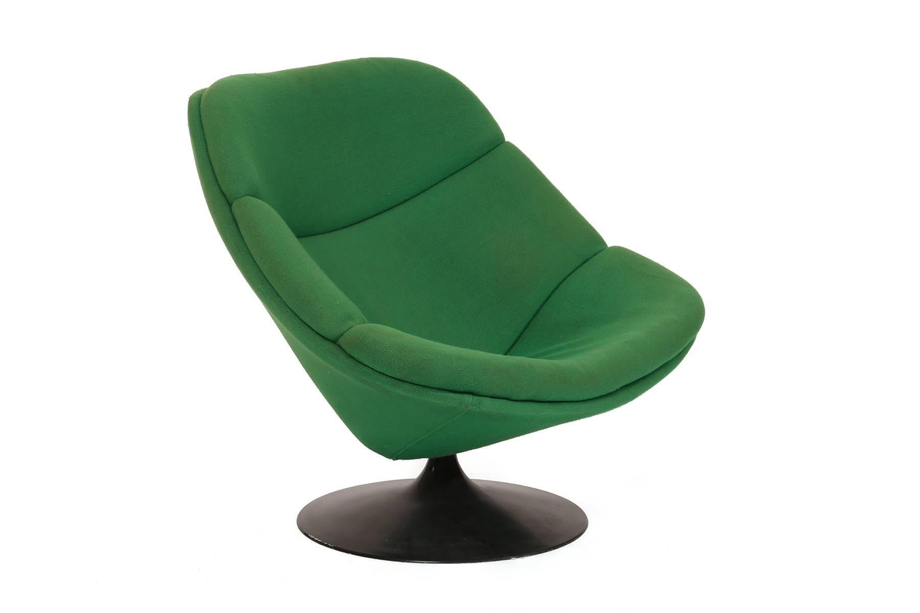 Geoffrey Harcourt for Art fort all original swivel lounge chair, circa mid-1970s. This example retains its original kelly green upholstery above the black tulip base. Upholstery does have some wear but is great as it stands or we can happily