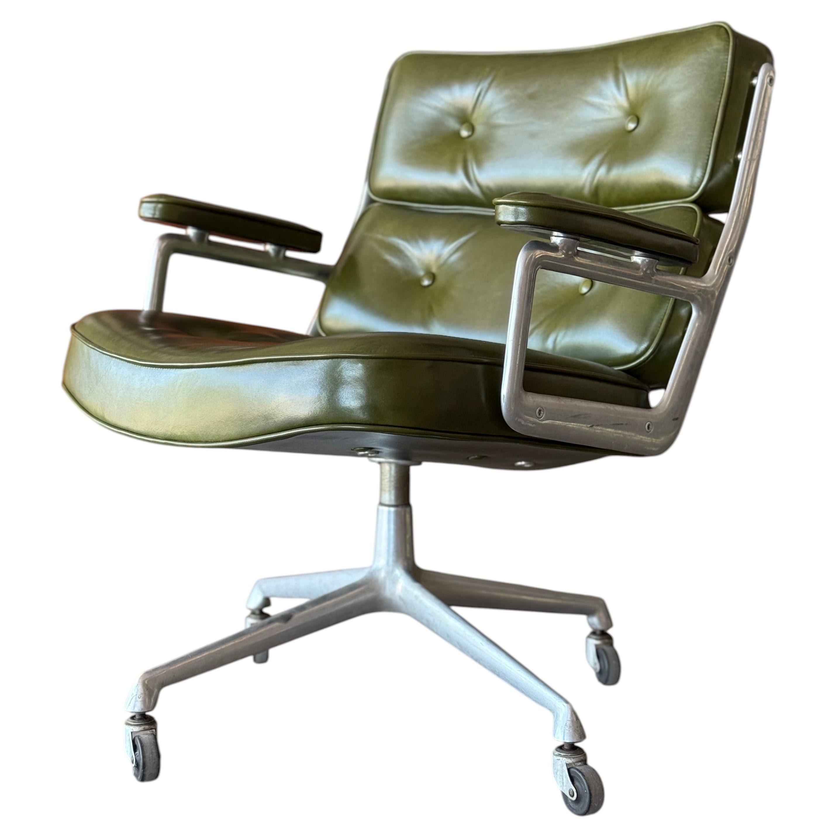 Eames Herman Miller Time Life Chefsessel aus grünem Leder