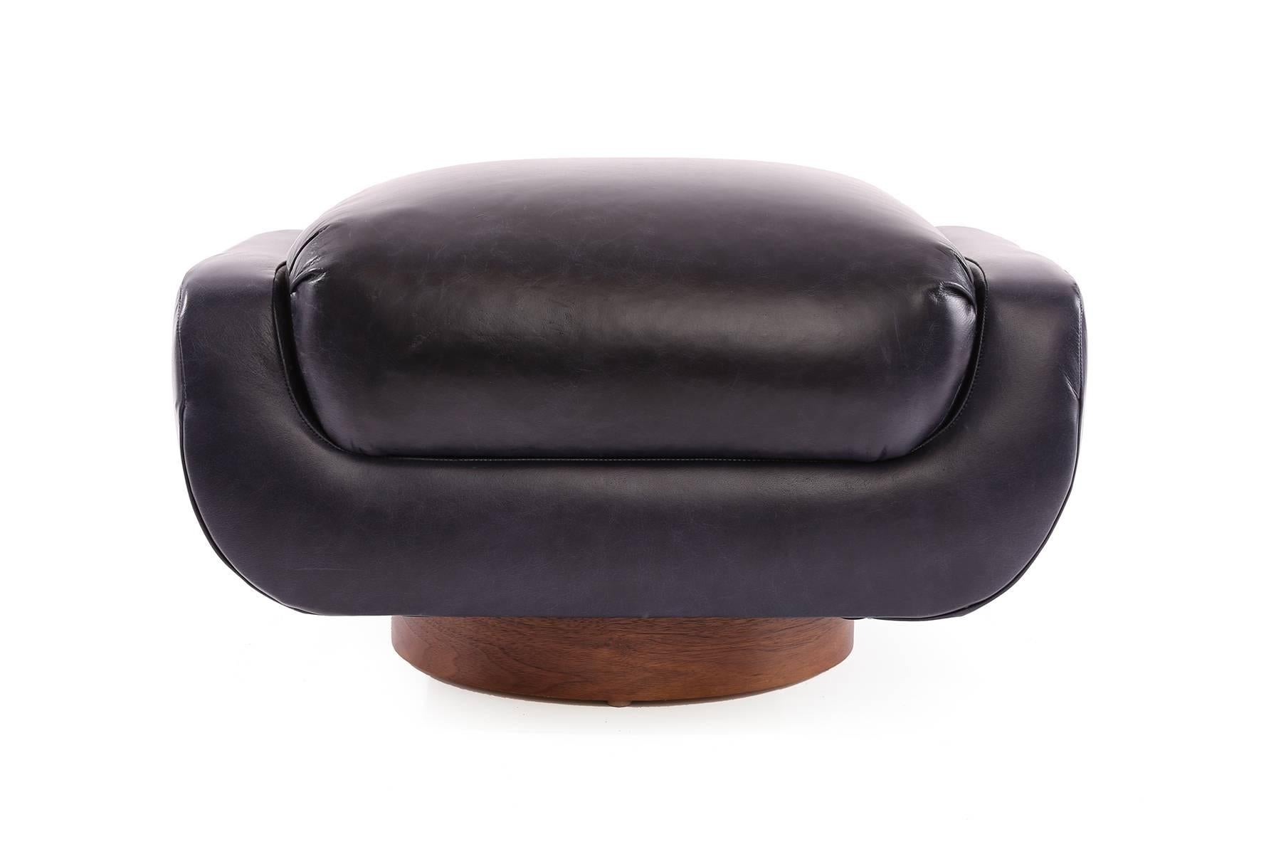 Pair of Vladimir Kagan Leather and Walnut Swivel Lounge Chairs 1
