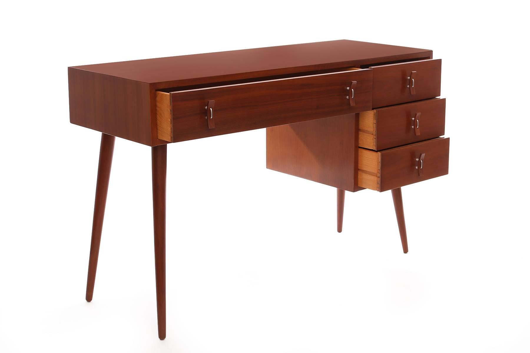 Stanley Young for Glenn of California walnut desk, circa mid-1950s. This lovely example has a beautifully grained walnut top and case, four drawers and bentwood and steel drawer pulls. It has been recently impeccably refinished. Comes with a Greta