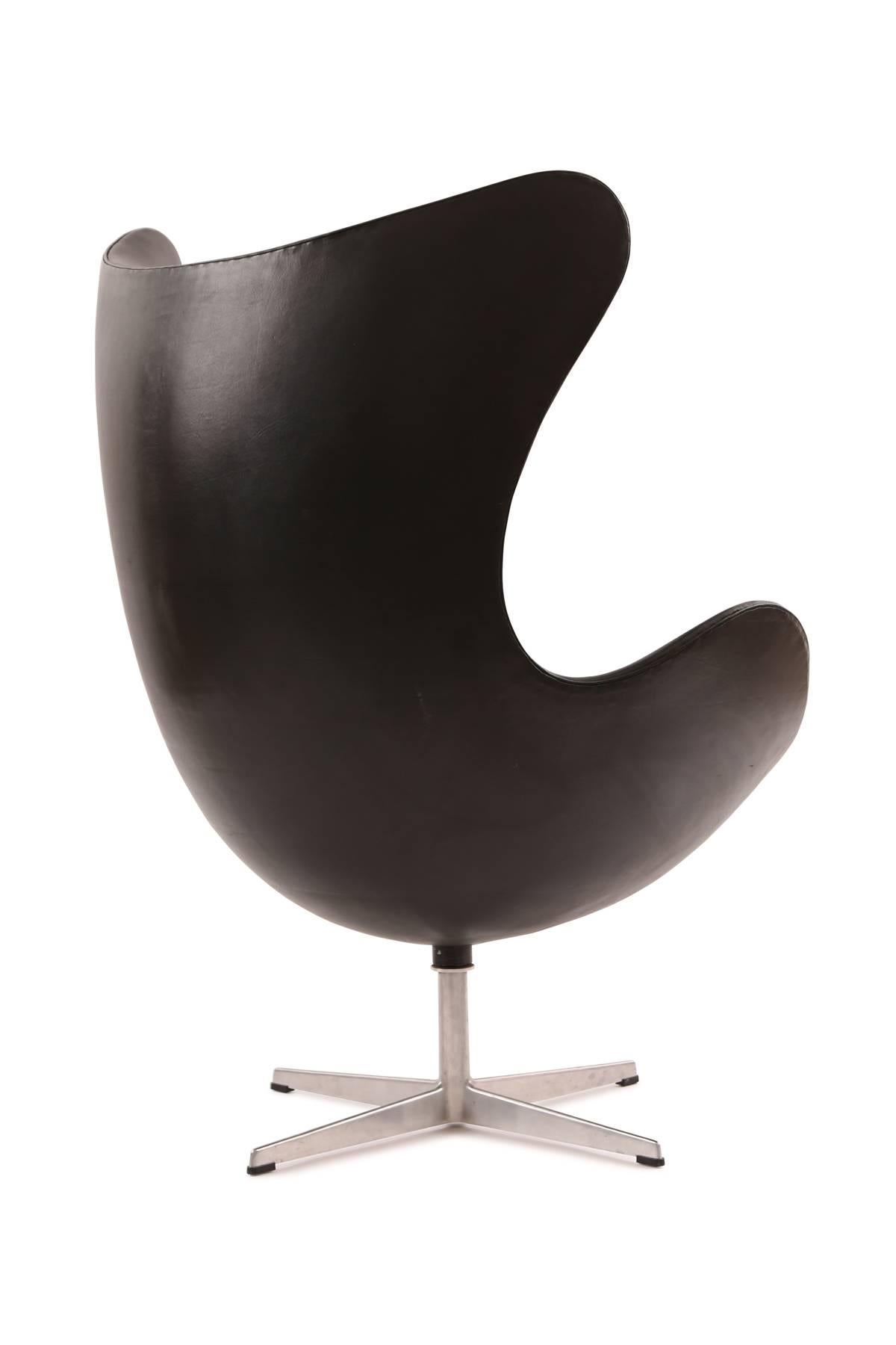 Mid-Century Modern Arne Jacobsen for Fritz Hansen First Generation Leather Egg Chair