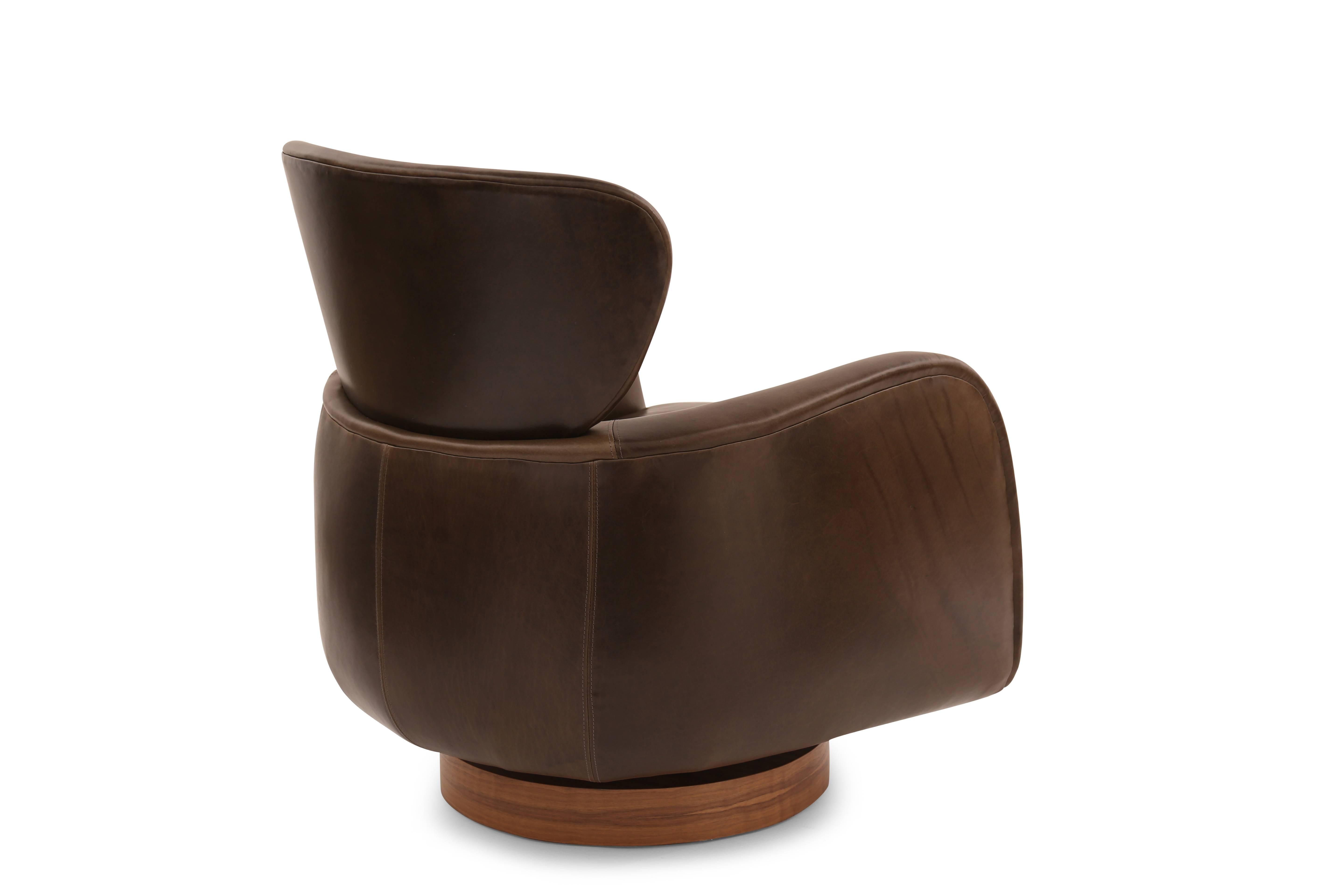 Mid-Century Modern Pair of Vladimir Kagan Directional Leather and Walnut Swivel Chairs