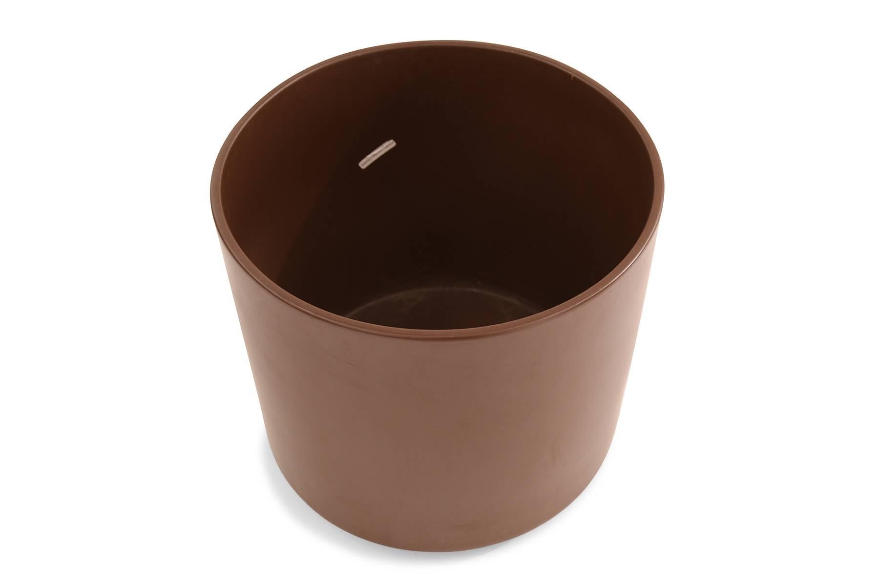 Five large-scale Gainey planters or pots, circa early 1980s. These examples have a milk chocolate glaze and each measure: 17