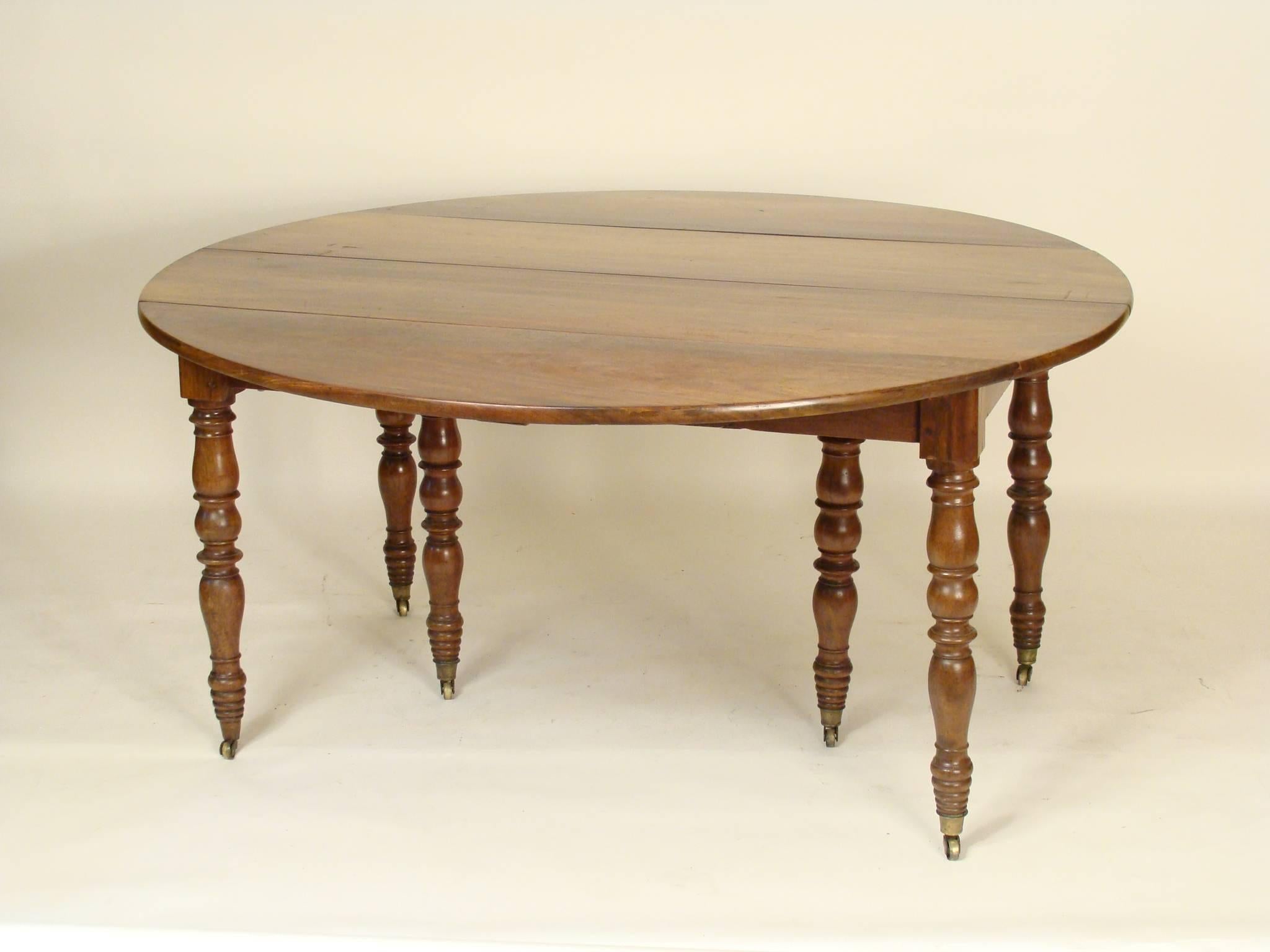 Louis Philippe walnut dropleaf dining room table, circa 1840. Please note this table does not have fills. The dimensions when the drop leafs are down, height 27.5