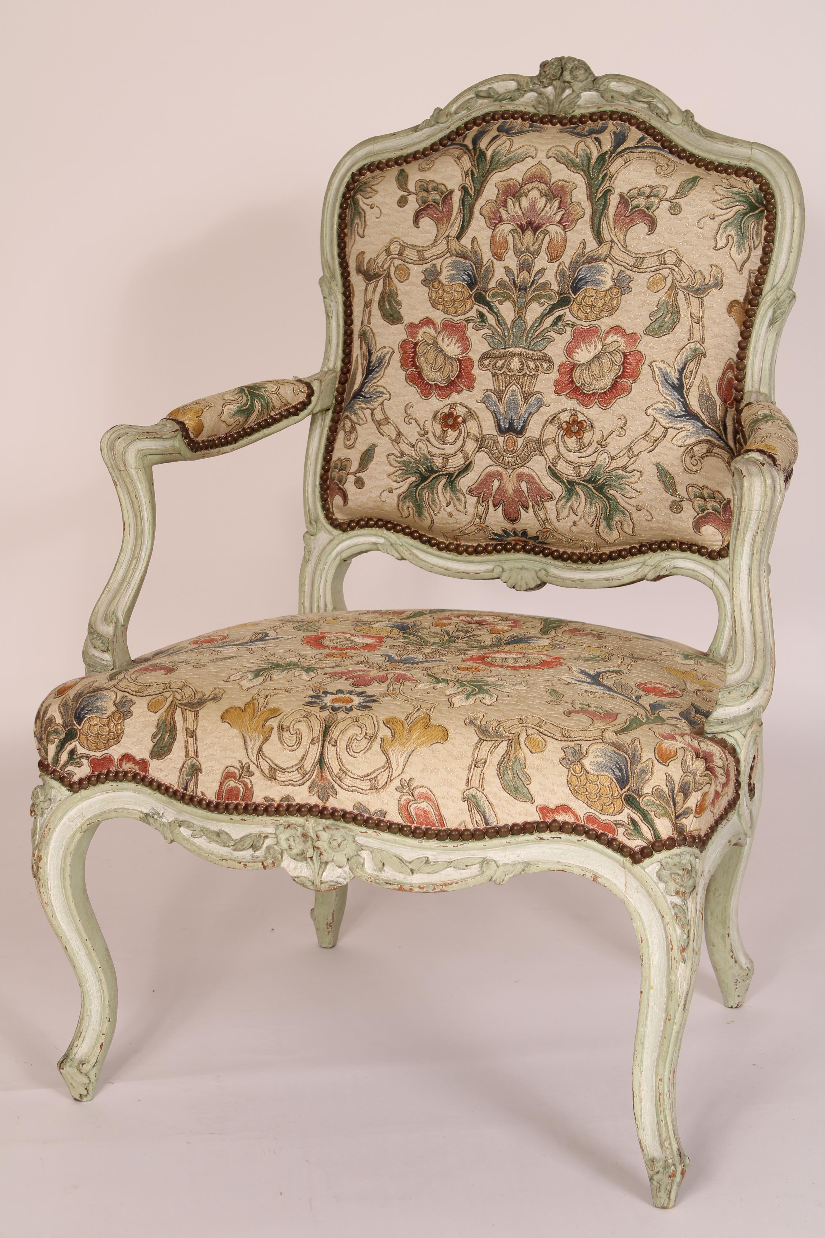 Paire de fauteuils Louis XV peints Bon état - En vente à Laguna Beach, CA