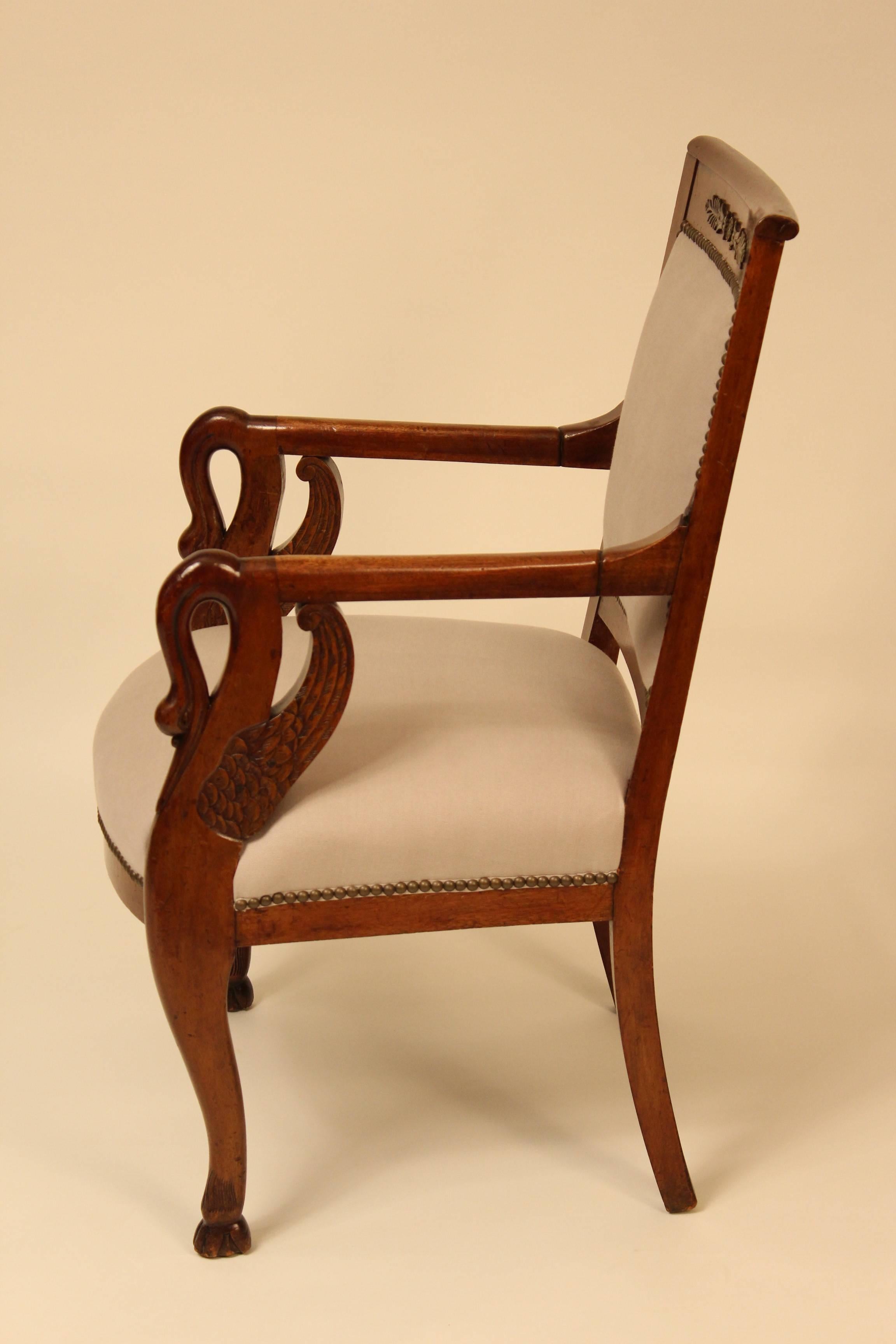 Européen Paire de fauteuils sculptés en forme de Swan de style Empire